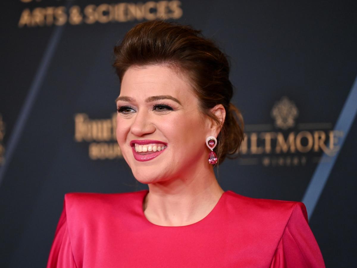 Kelly Clarkson Hints at Her Dating Life With This Christmas Video