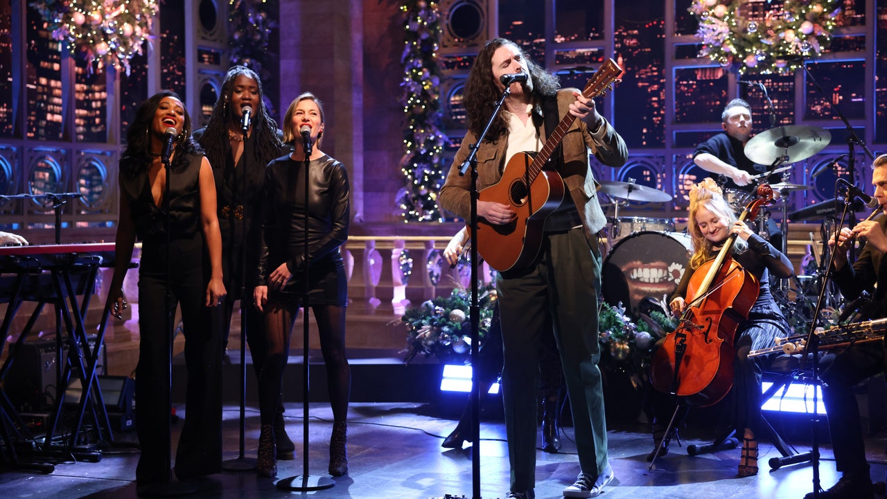 Hozier Plays the Pogues’ “Fairytale of New York” on SNL